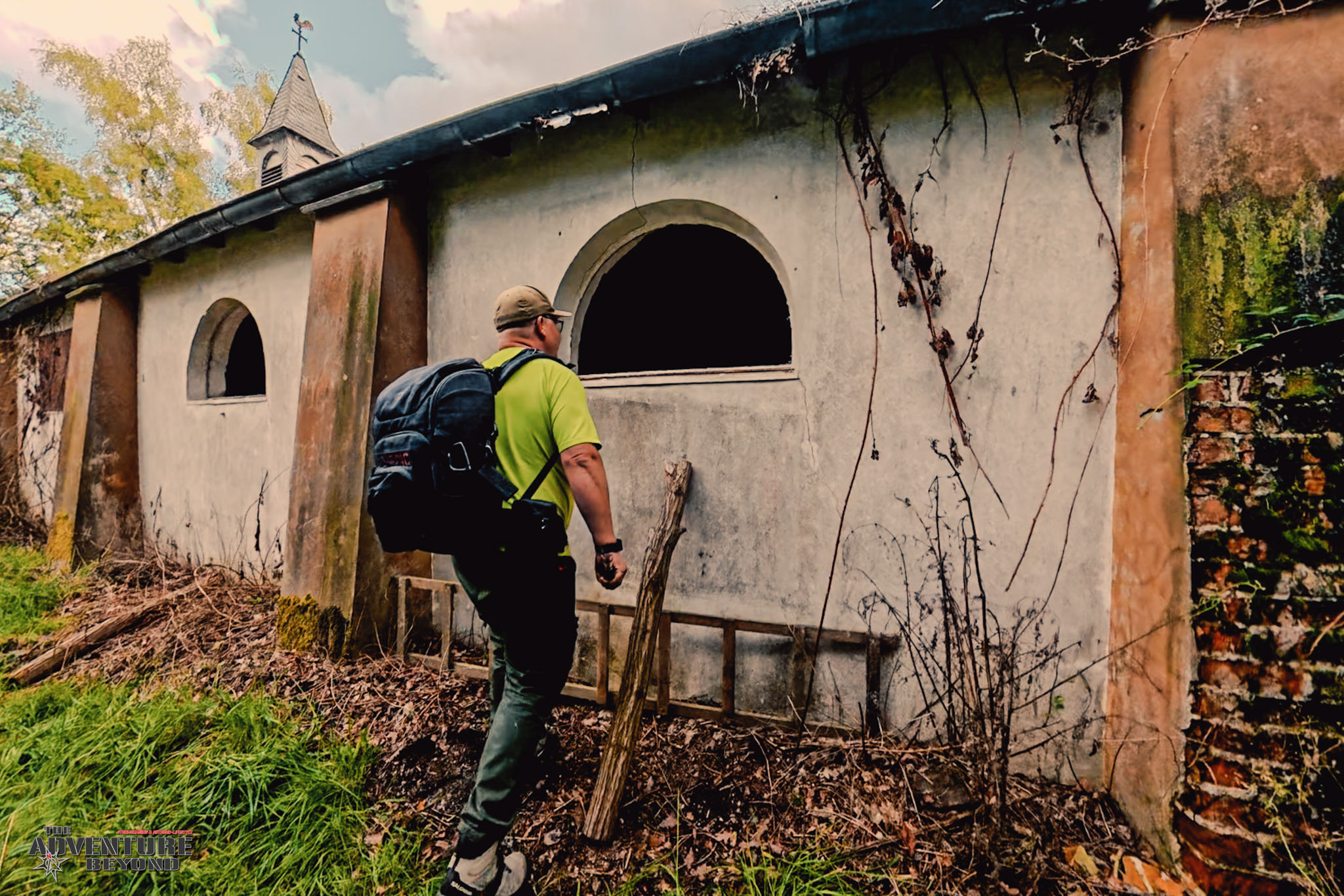 Verlassene Kirche im Wald als Teil der Lost-Places-Reportagen