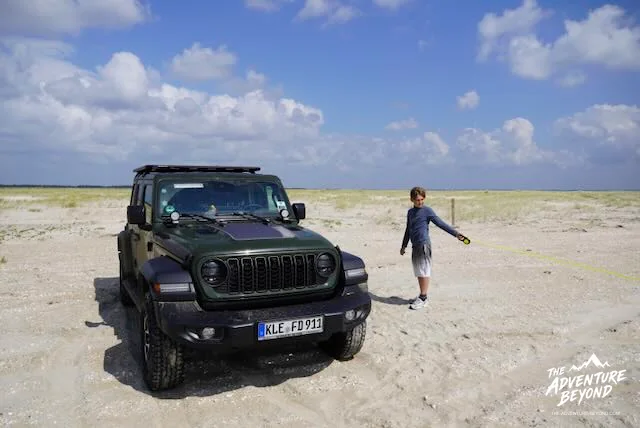Jeep und Kind am südlichen Autostrand von Rømø