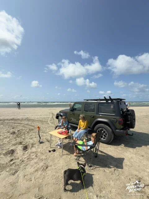 Familienpause am Jeep auf dem Strand von Rømø