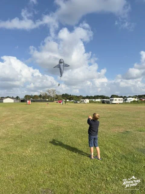 Kind lässt auf dem Campingplatz einen Drachen steigen