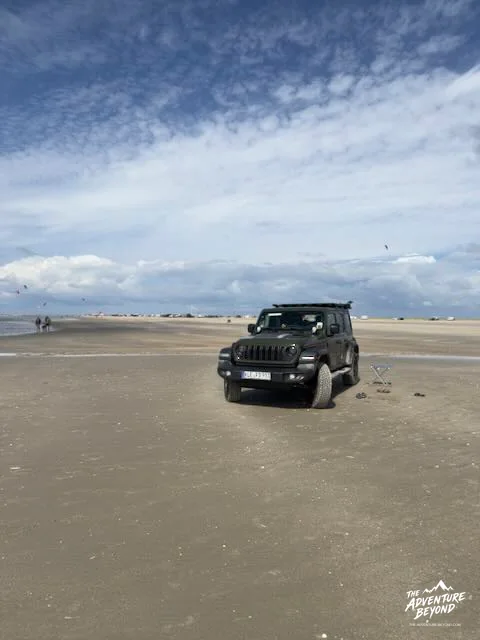 Jeep auf dem Nordseestrand von Lakolk unter weitem Himmel