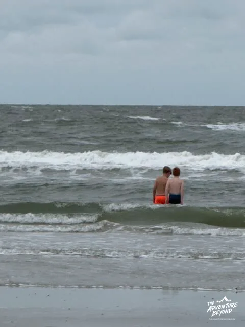 Zwei Kinder baden in der bewegten Nordsee