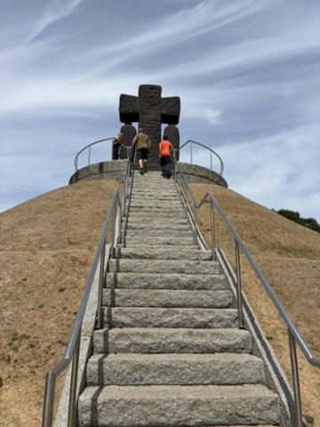 Zentrales Hochkreuz und Grabhügel auf dem Soldatenfriedhof La Cambe