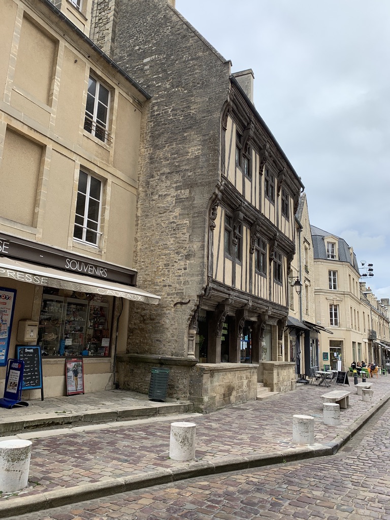 Historische Häuserzeile in der Altstadt von Bayeux