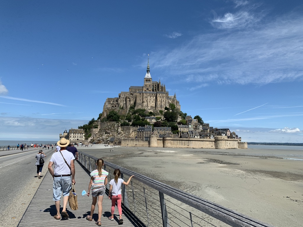Mont-Saint-Michel bei Ebbe mit dem Steg zur Abtei