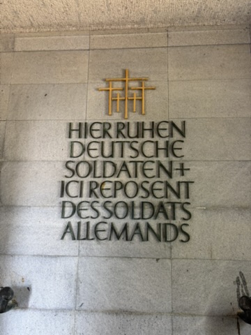 Gedenkinschrift für die hier ruhenden deutschen Soldaten