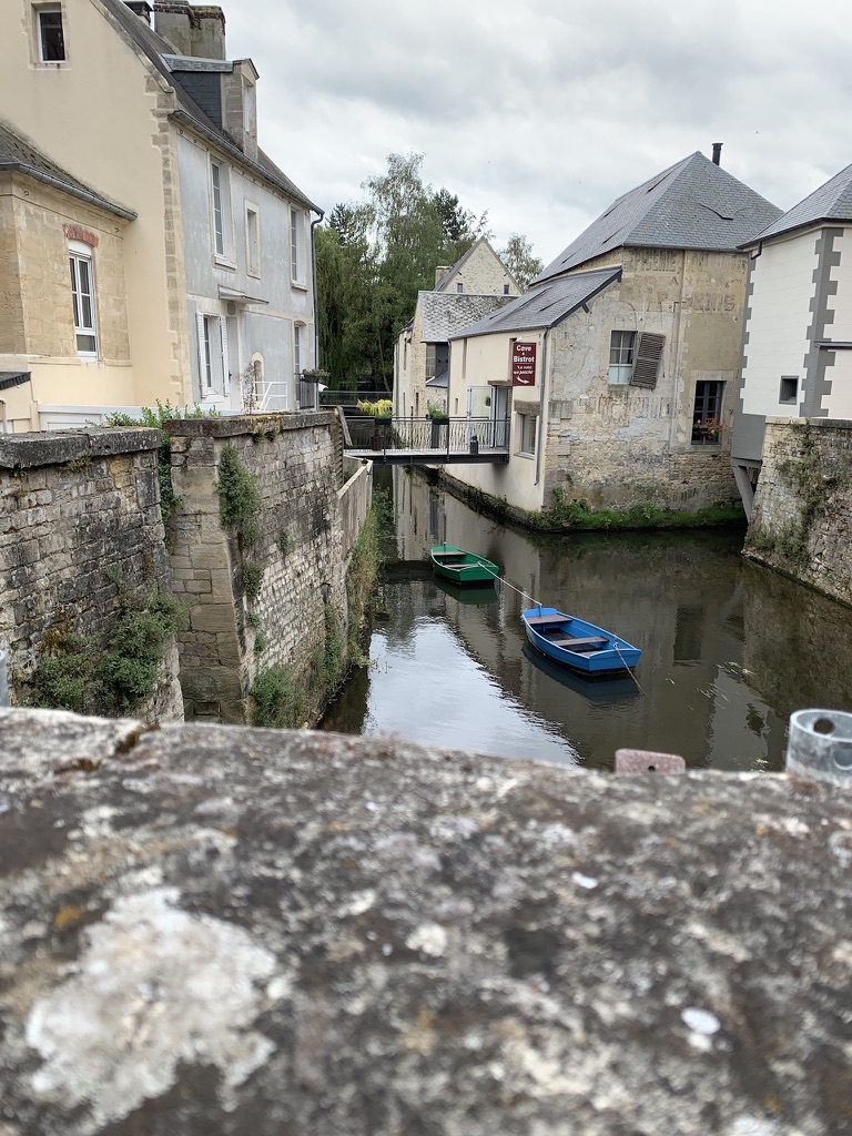 Kleiner Wasserlauf mit Booten in Bayeux