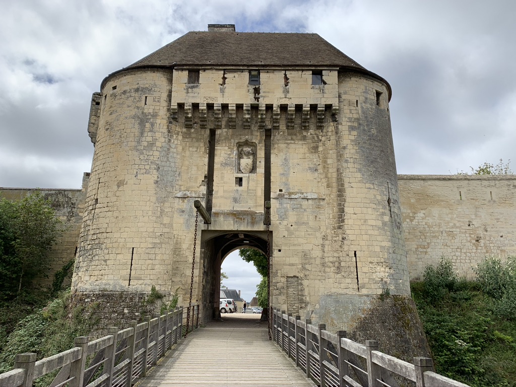 Mittelalterliche Toranlage mit Zugbrücke in Caen