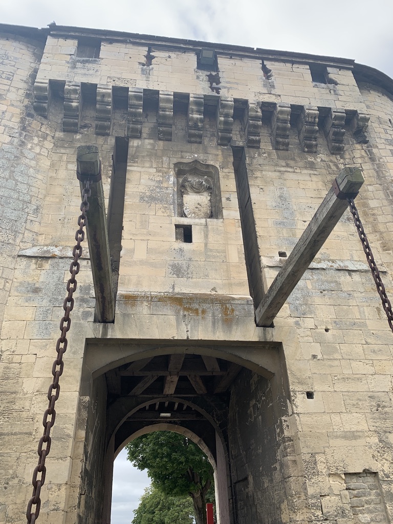 Detail der historischen Toranlage in Caen