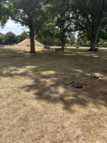 Ruhige Wege und Bäume auf dem Friedhof La Cambe