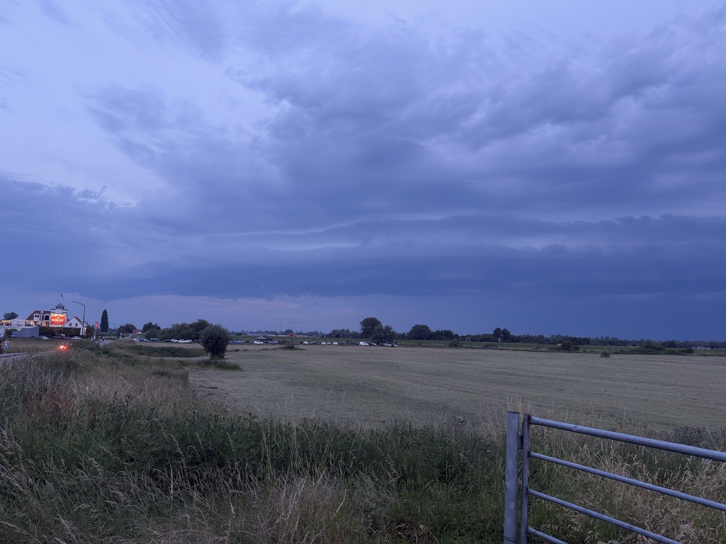 Een uitgestrekt onweersfront boven het open landschap bij Culemborg