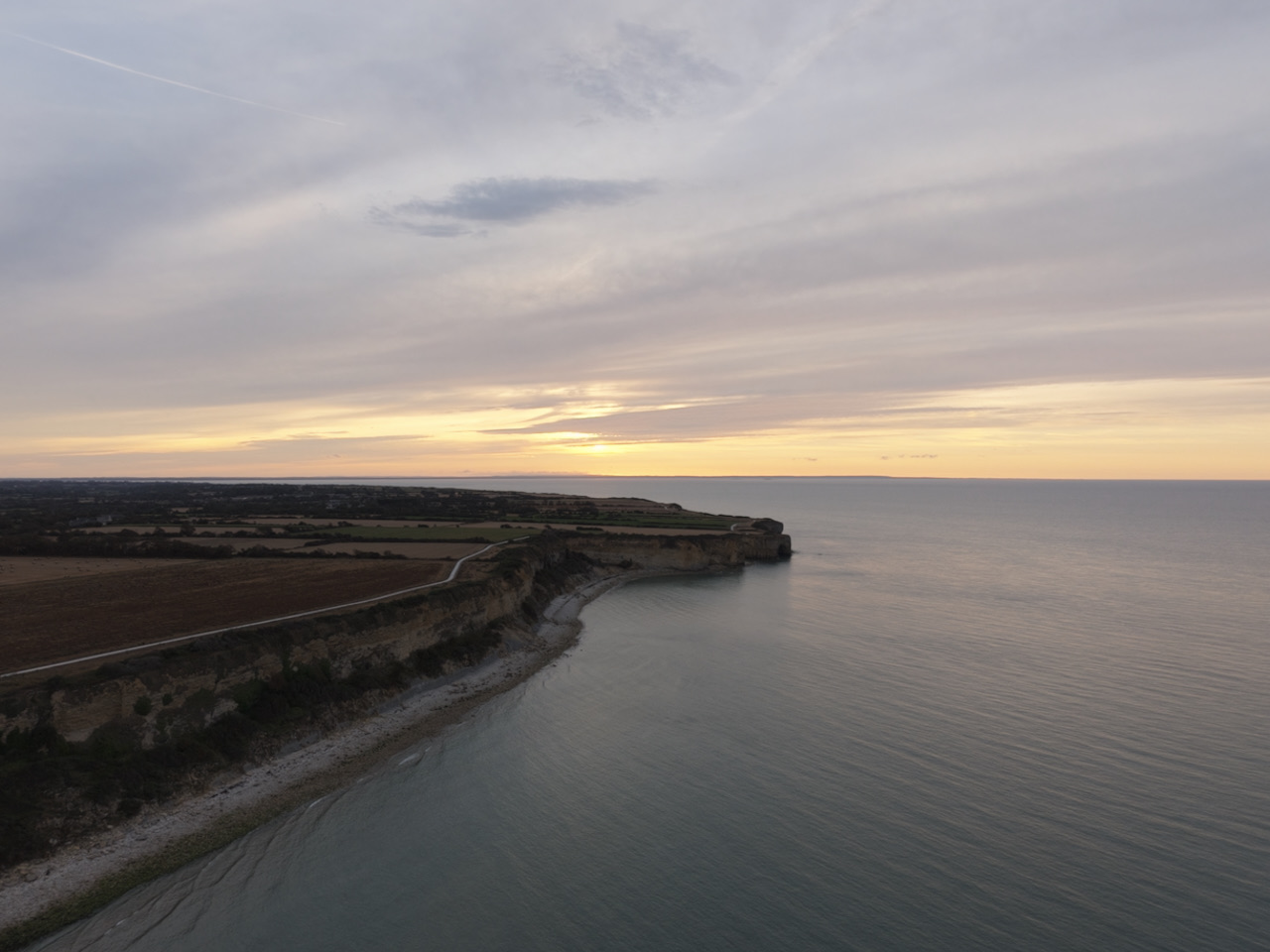 Luftbild der normannischen Küste bei Longues-sur-Mer im Abendlicht