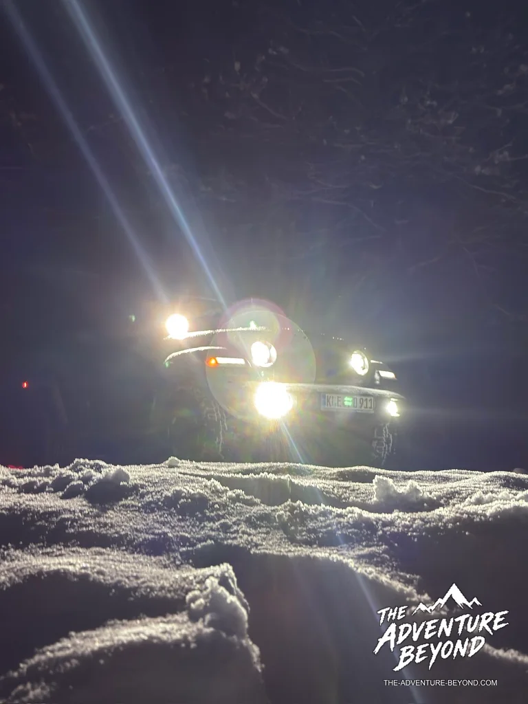 Jeep hinter Schneespuren aus bodennaher Perspektive
