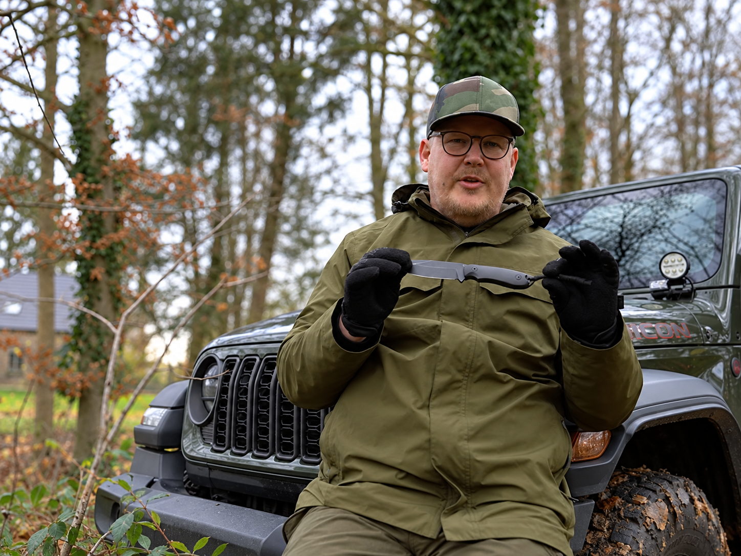 Das Odenwolf Ambulo bei der Vorstellung vor dem Jeep.