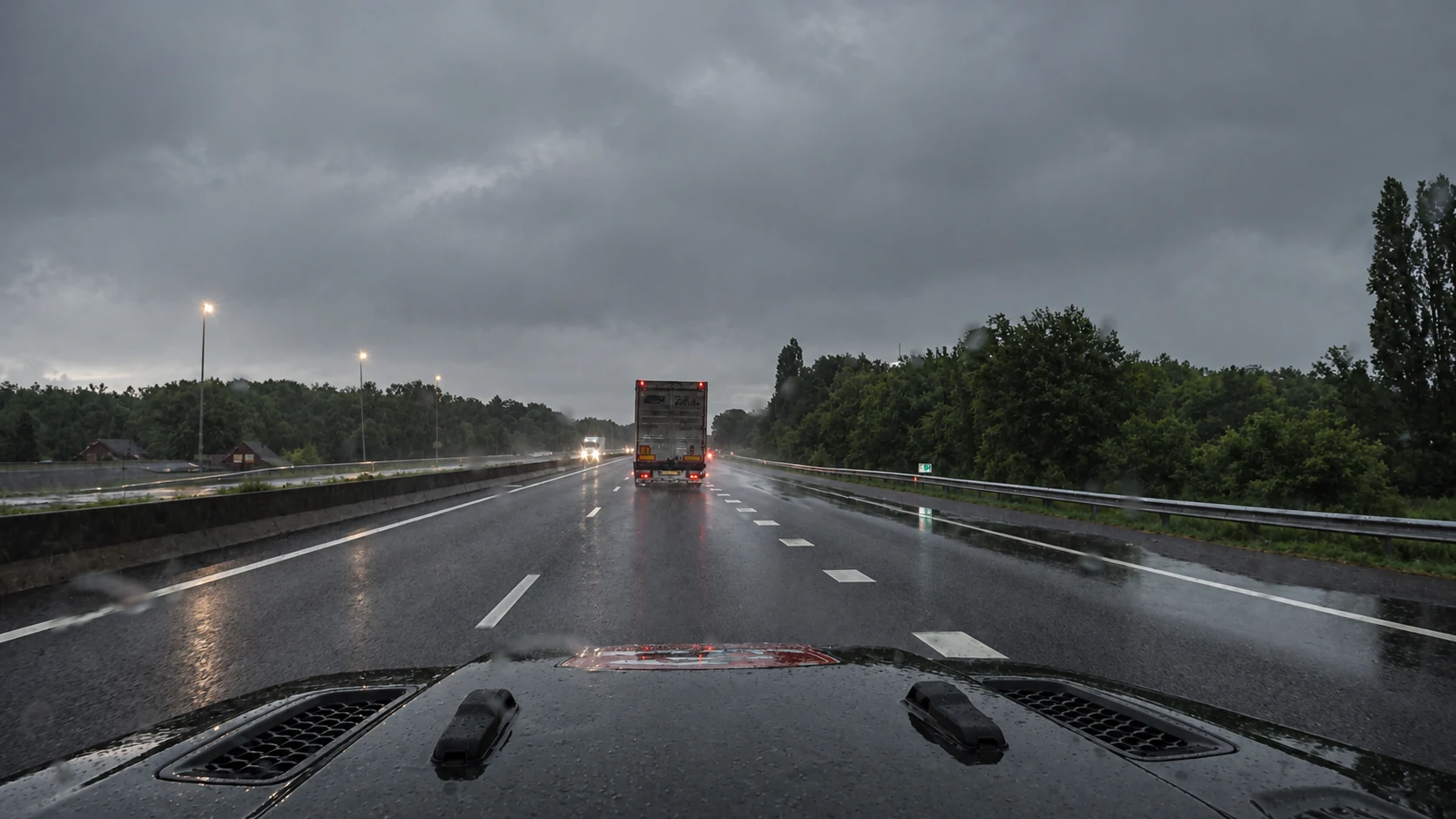 Heller werdender Himmel über einer weiterhin nassen Autobahn