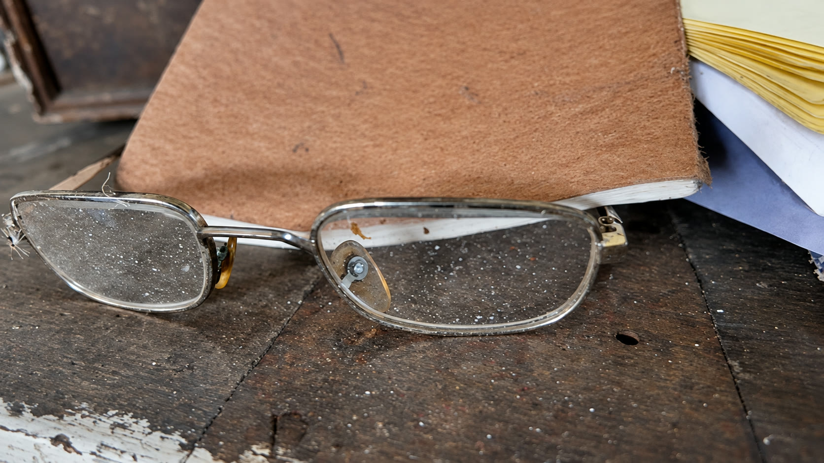 Staubige Brille auf der Werkbank