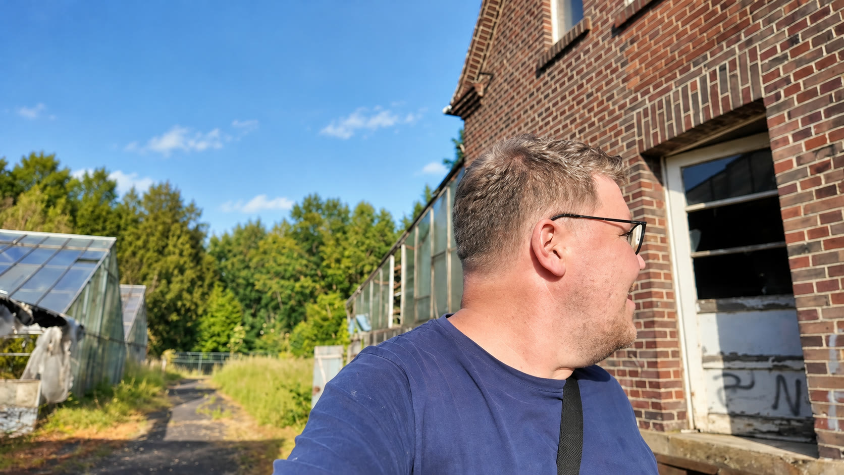 Florian vor dem Backsteinhaus
