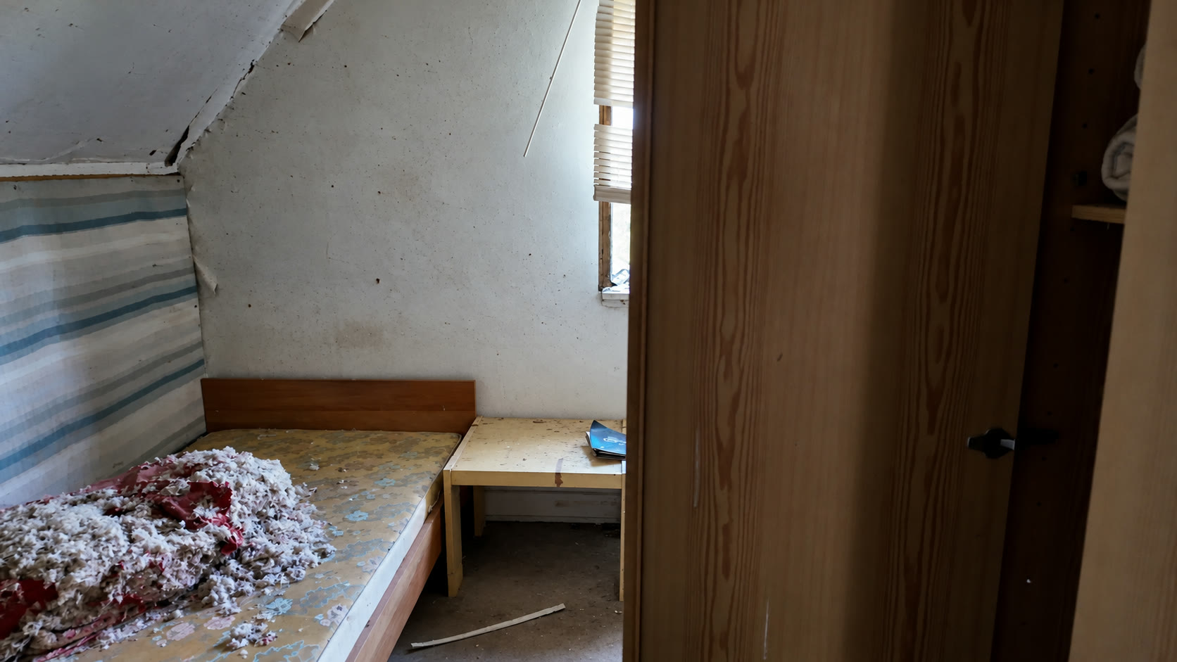Verlassenes Schlafzimmer in der Gärtnerei mit Bett und alten Möbeln