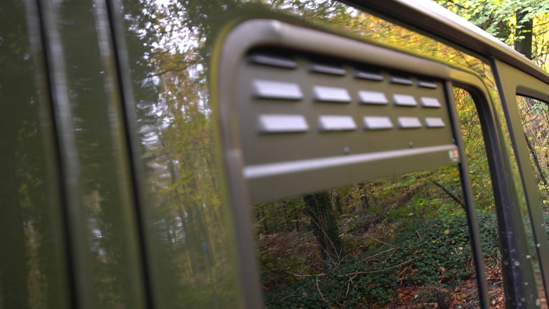 De lamellen houden bovenaan de zijruit een opening voor ventilatie vrij.
