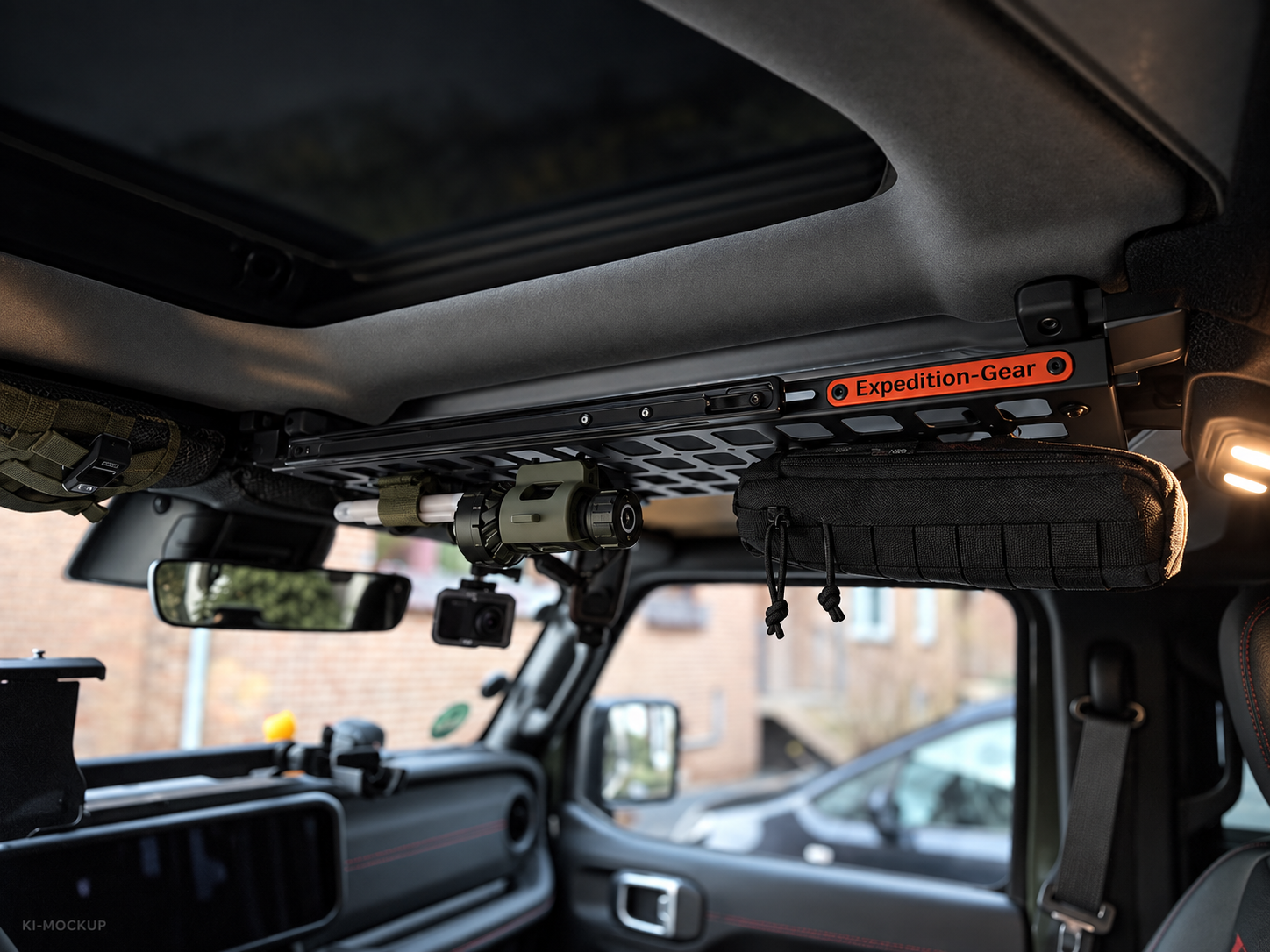 Gesamtansicht des Expedition-Gear Overhead-Panels mit Tasche und Taschenlampe im Jeep
