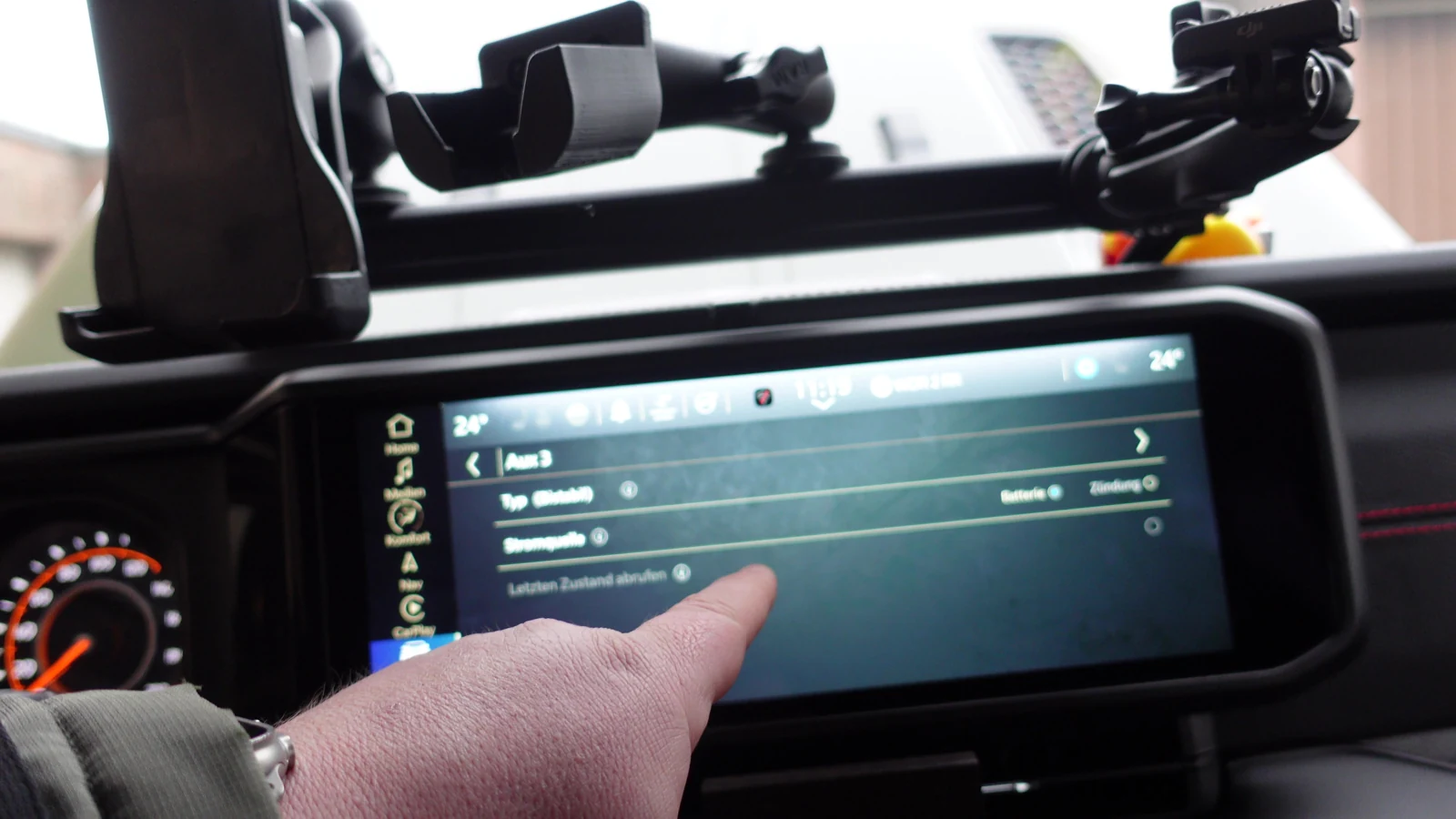 AUX 3 in Uconnect: schakelaarstand, stroombron en het onthouden van de laatste stand.