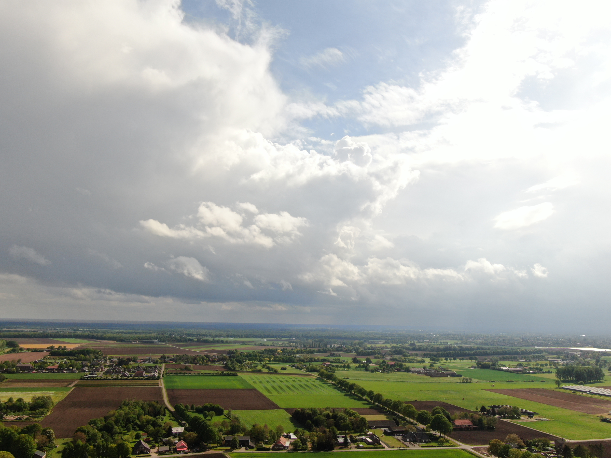 Groene velden en donkere wolken bij Ven-Zelderheide.