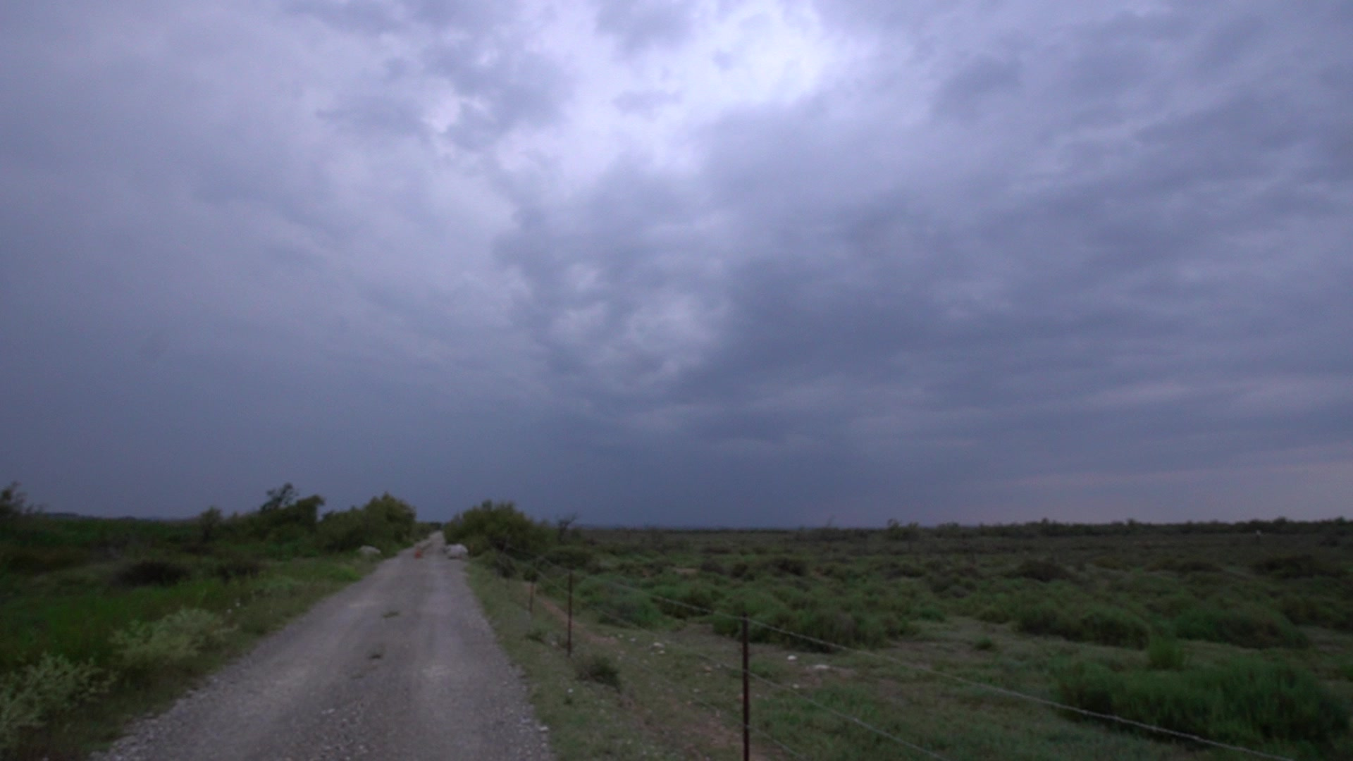 Het pad onder de donkere wolken.
