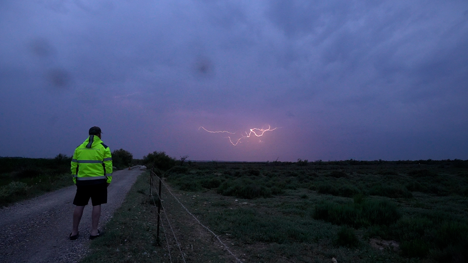 Een toeschouwer langs het pad bij het onweer boven Valras-Plage.
