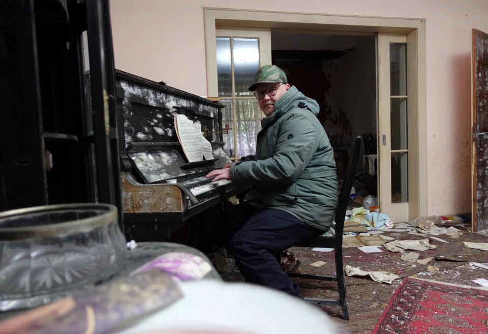 Am zurückgelassenen Klavier im Haus des Pianisten.