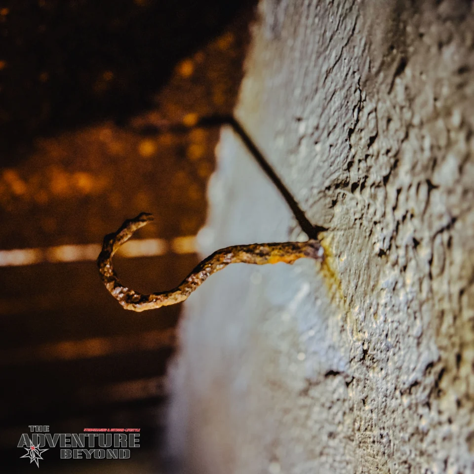Rostiger Haken im Beton: ein Detail der Anlage.