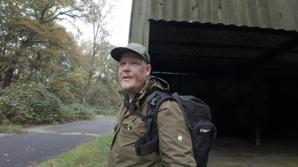 Vor dem offenen Garagentor auf dem ehemaligen Militärgelände.