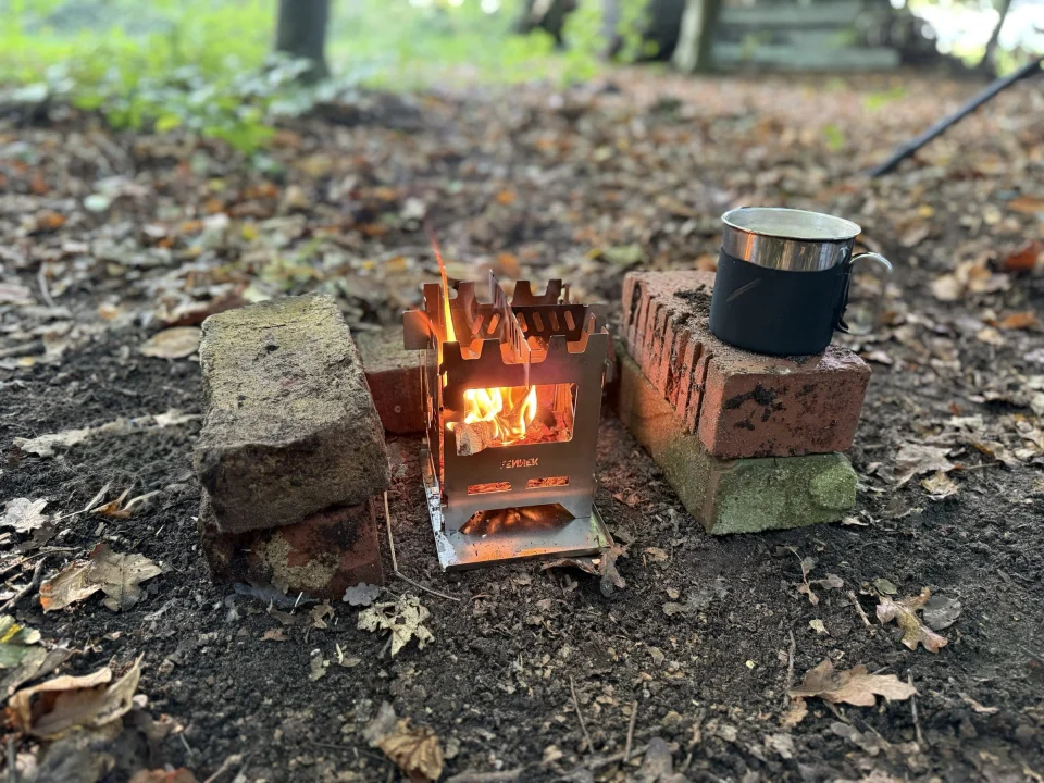 Der FENNEK Hobo in Betrieb – kleine Feuerkammer, sichtbare Flamme.