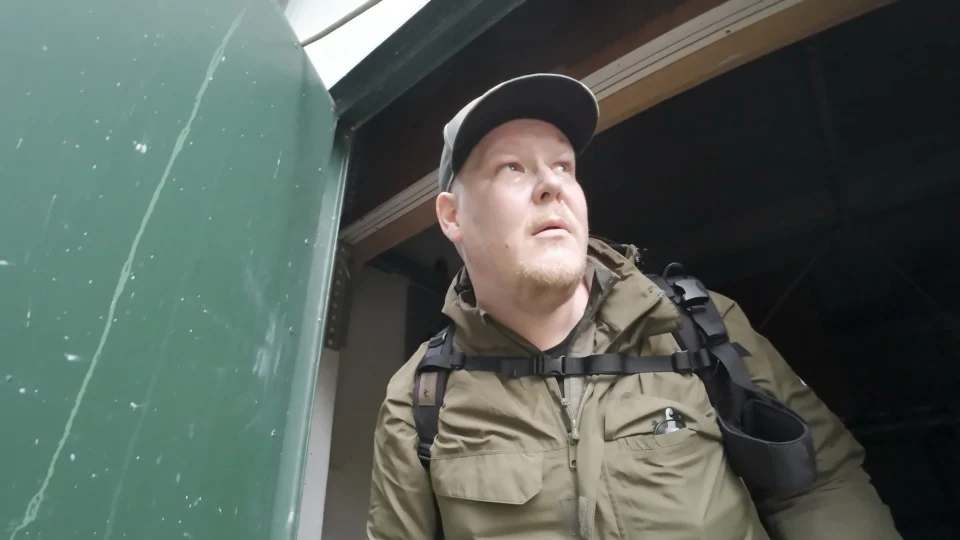 Erkundung an einer grünen Gebäudetür.