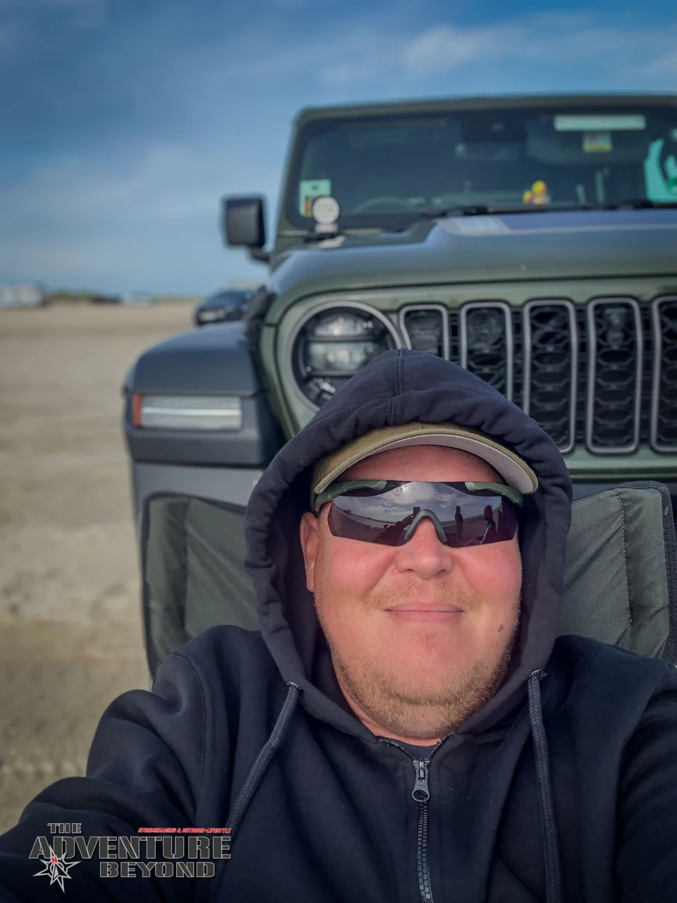 Eine Pause im Campingstuhl – mit dem Jeep am Strand.