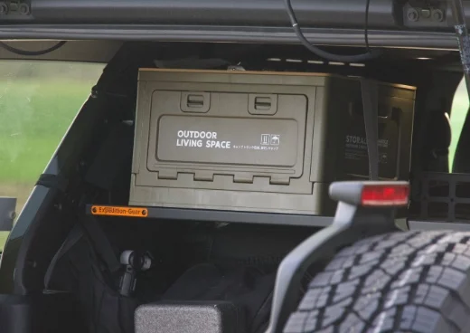 Stauraum im Heck: die Box auf dem Expedition-Gear-Regal.