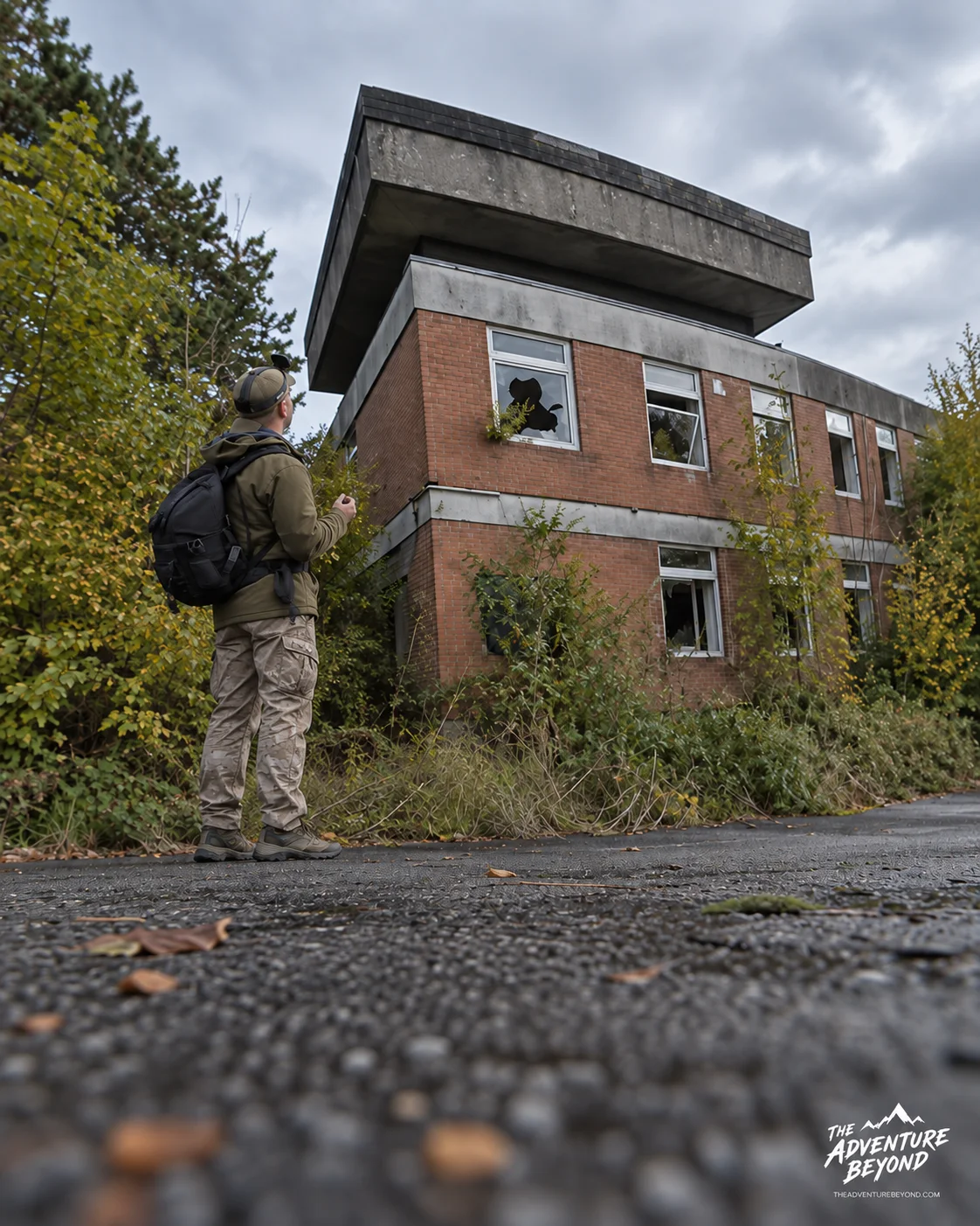Rundgang durch eine verlassene NATO-Basis im Wald