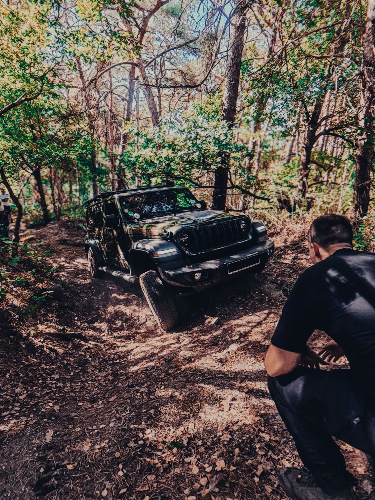 Jeep Wrangler op een smalle bosroute bij Redrock Adventures