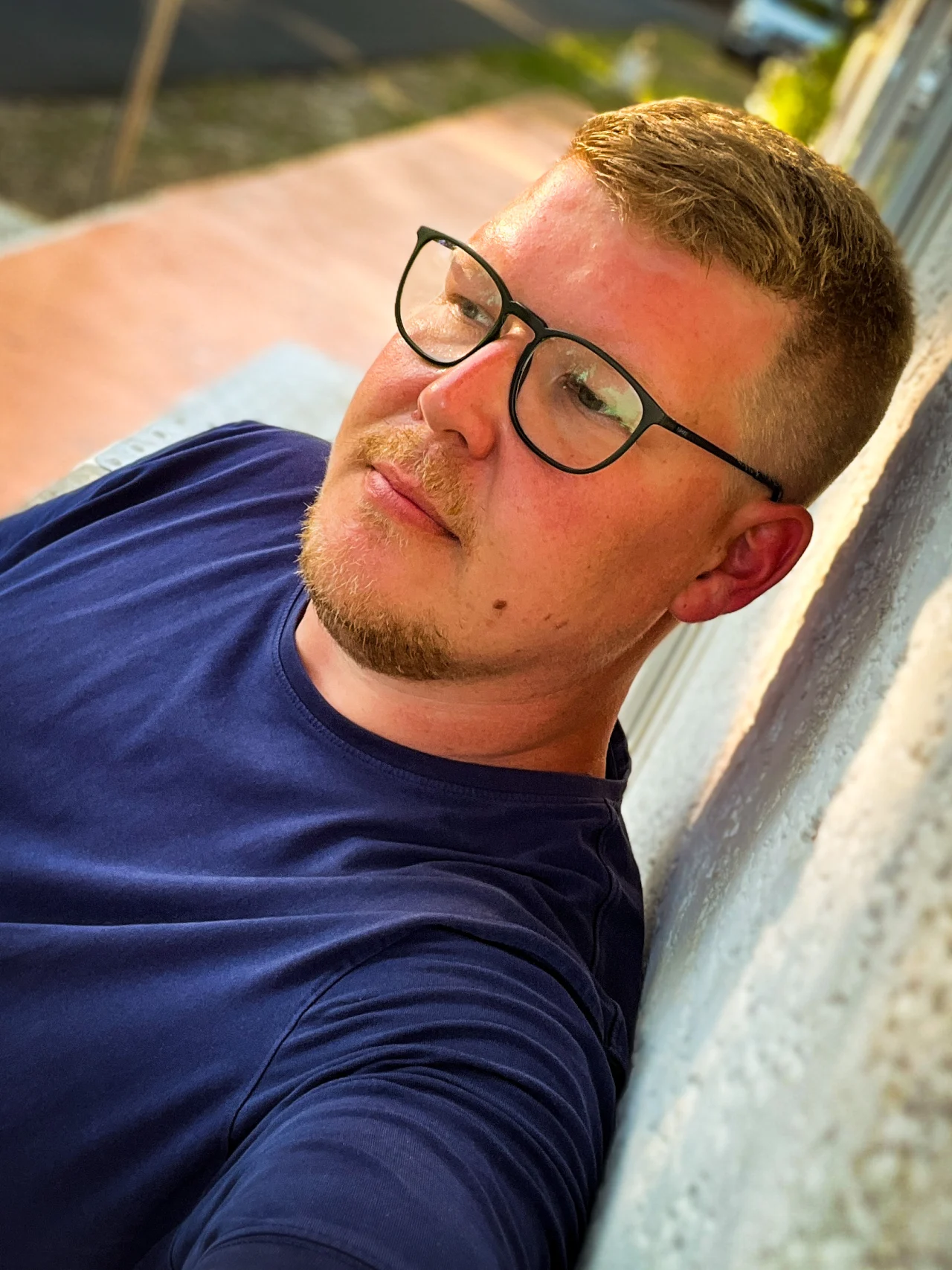 Portret met bril en donkerblauw shirt
